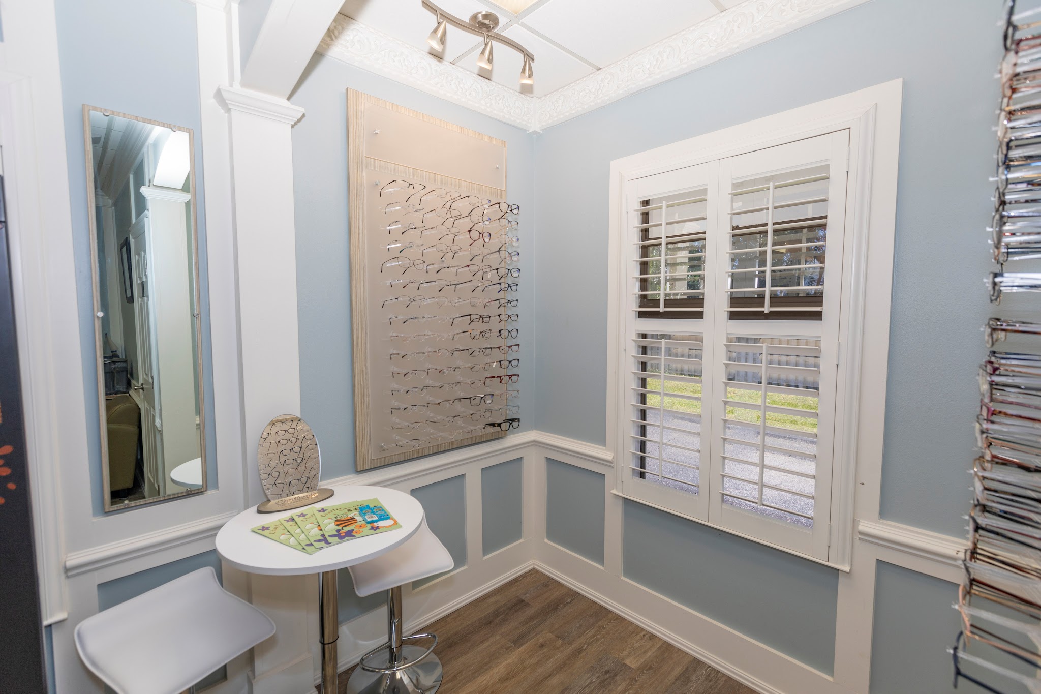 Frame fitting room with mirror and shutters